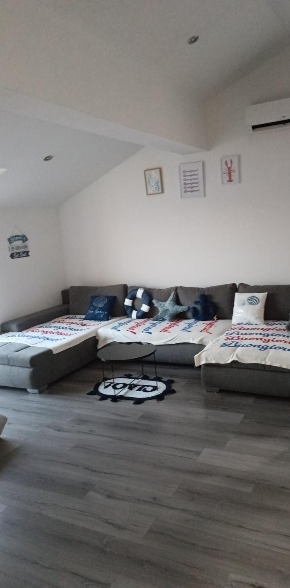 Angella Apartment Dugi Rat Bagian luar foto